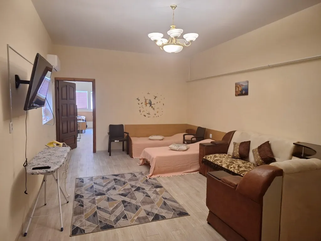 2-комнатная возле ТЦ со своим двориком