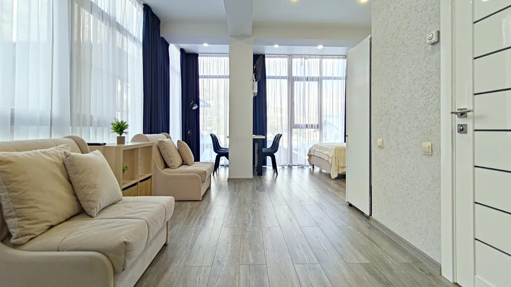 Панорамный апартамент-студия с роскошным видом на горы, в центре