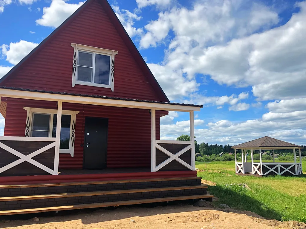 Уютный дом на берегу реки