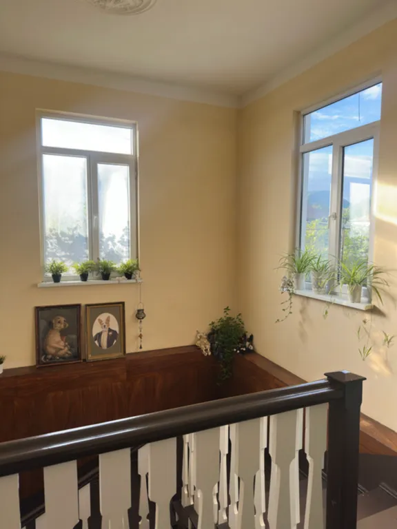 Большой двухэтажный дом с видом на горы