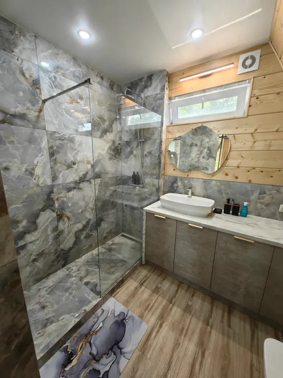 Дом с чаном и видом на реку в стиле A-Frame