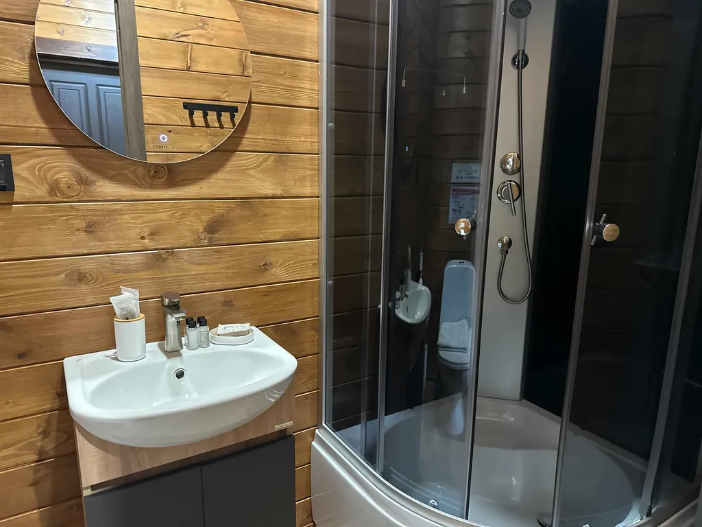 Номер в доме на речке