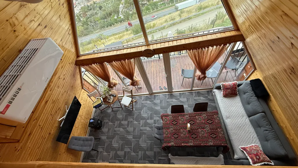 A-frame домик с панорамным видом на город