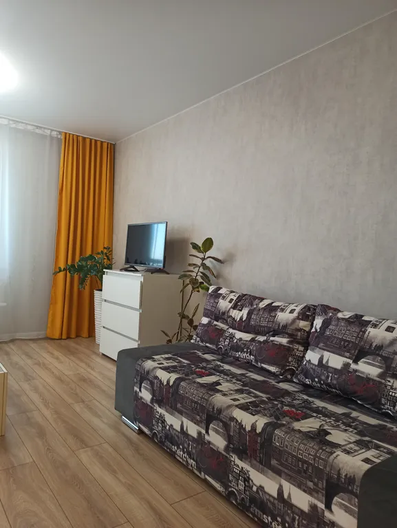 Высокая новостройка в центре города