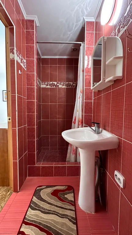 Благоустроенная комната в коттедже с балконом