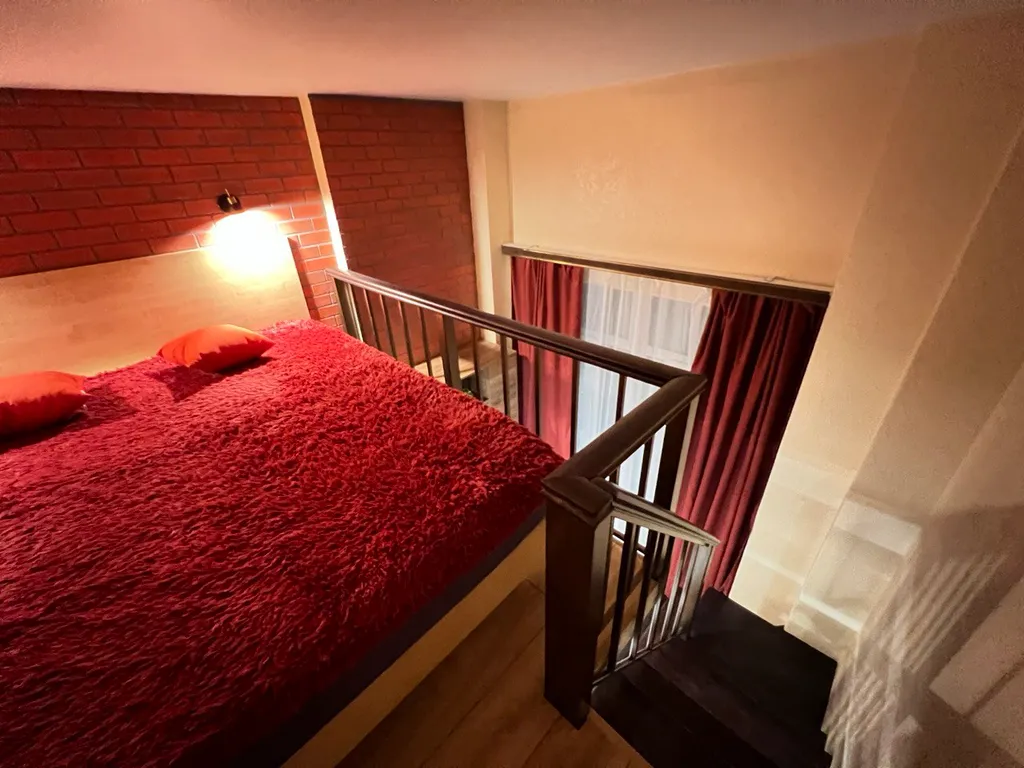 Стильная двухуровневая студия Лофт