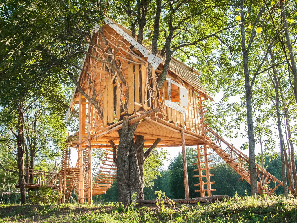 Домик на берегу озера