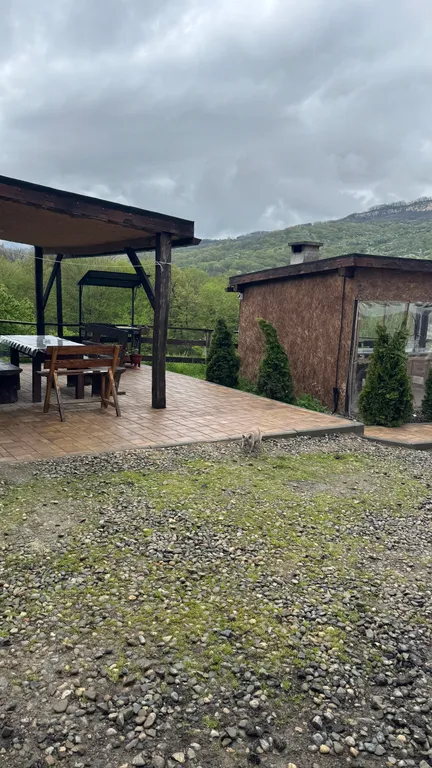 Дом на берегу реки с бассейном и видом