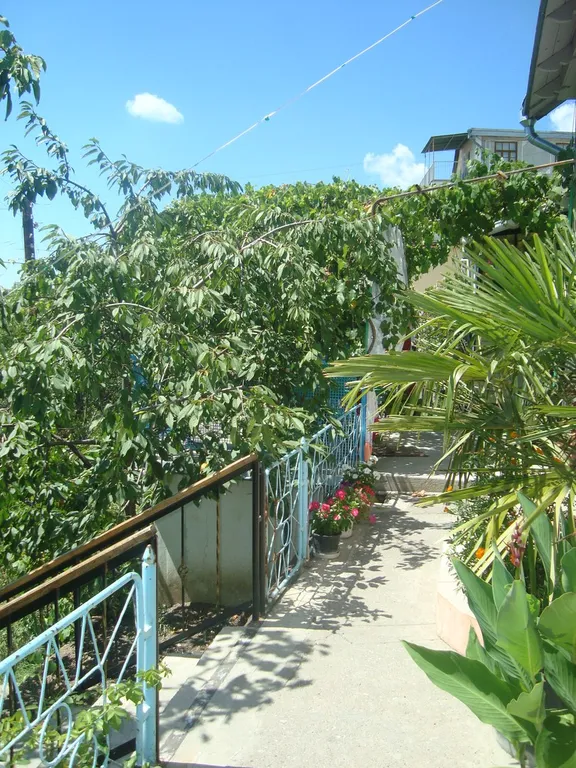 Уютная двухкомнатная квартира с беседкой