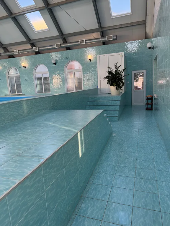 Дом с большим бассейном