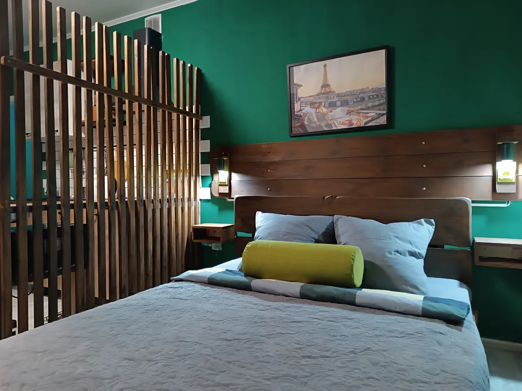 Великолепная студия с интересным дизайном в стиле французского кафе