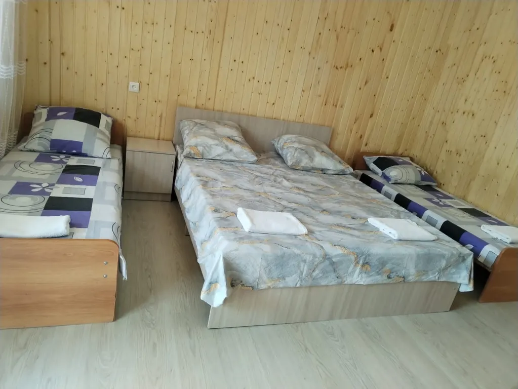 Уютные домики находятся от 500 метров до моря с видом на горы