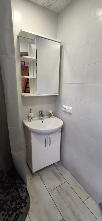 Уютный дом на берегу реки Великой