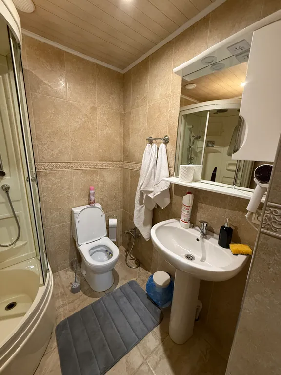 Двухэтажный дом из сруба а Теберде с баней с видом на горы и реку