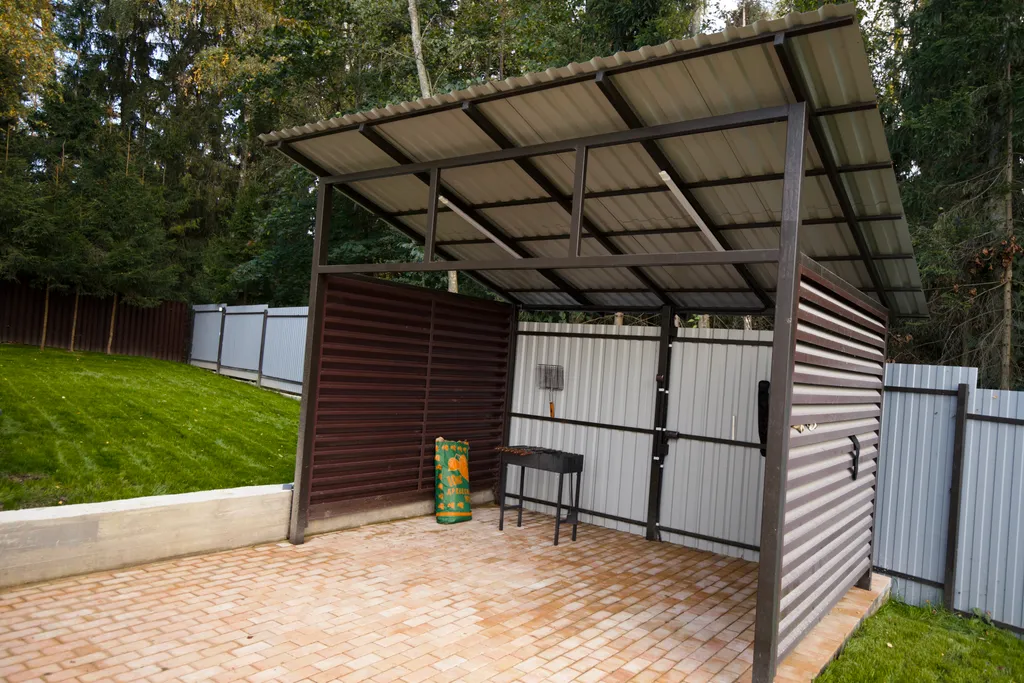 Уютный дом у леса