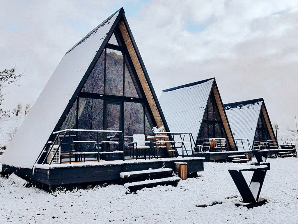 Коттедж Глэмпинг, двуэтажный а-фрейм с террасой 44м2+14м2 — аренда посуточно в Ая