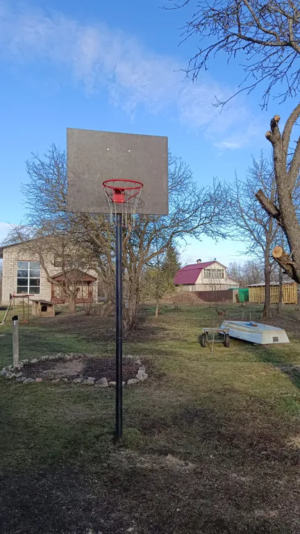 Домик в деревне на берегу реки