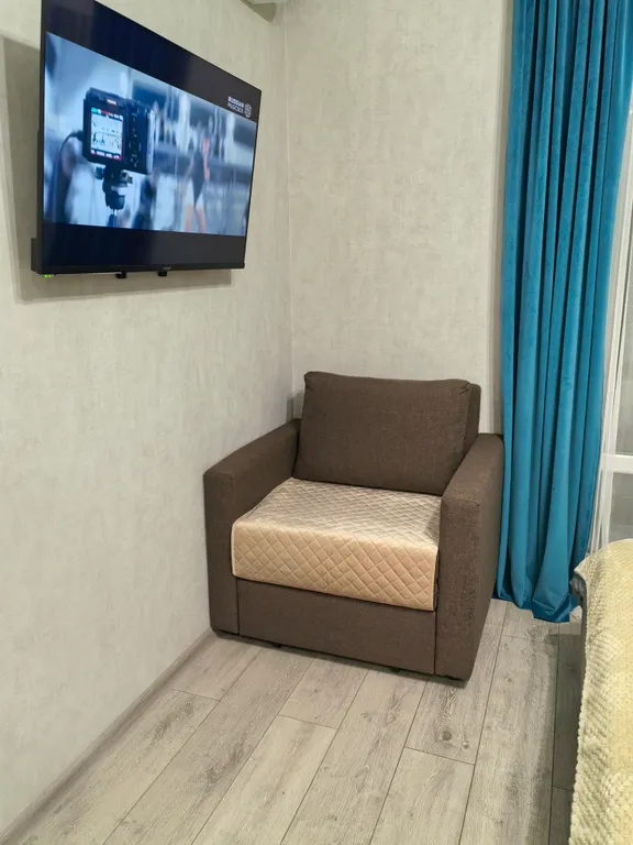 Студия с видом на город