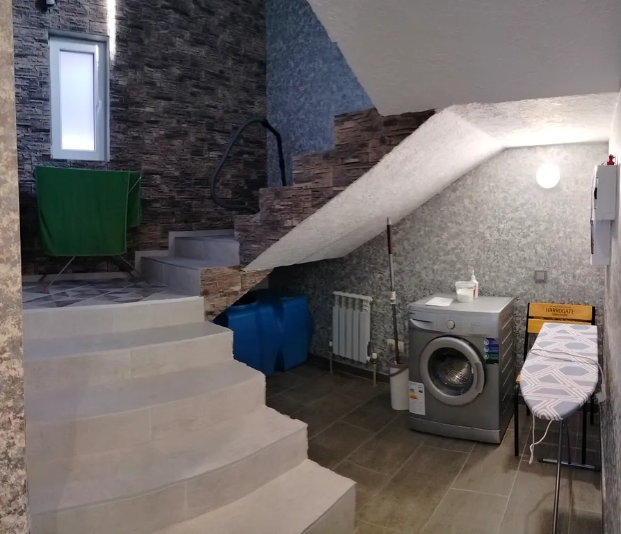 Большой дом с 5 изолированными комнатами в центре