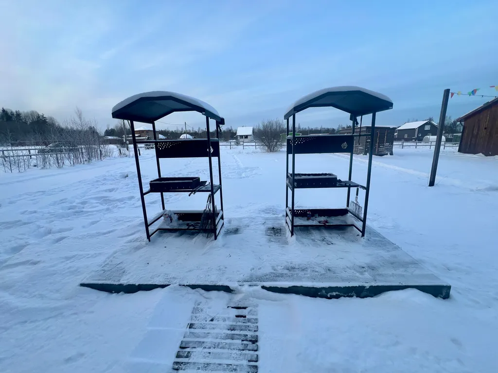 Синий домик в поле