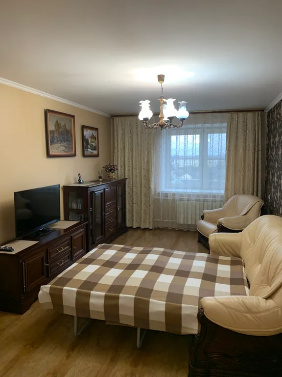 Апартаменты в центре города, с видом на церковь и парк.