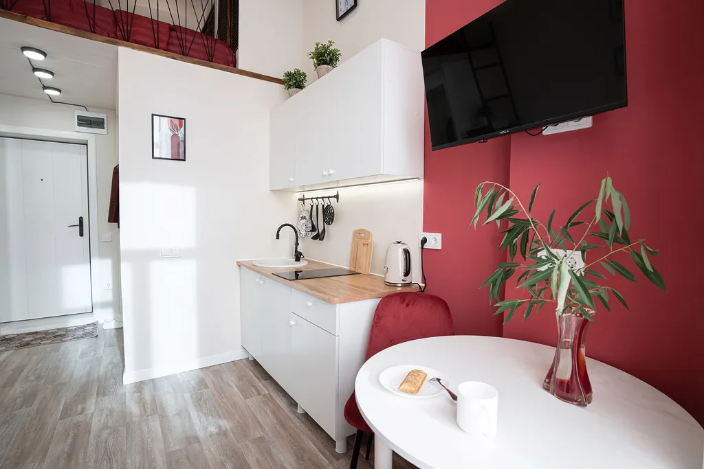 Яркая двухуровневая мини-студия