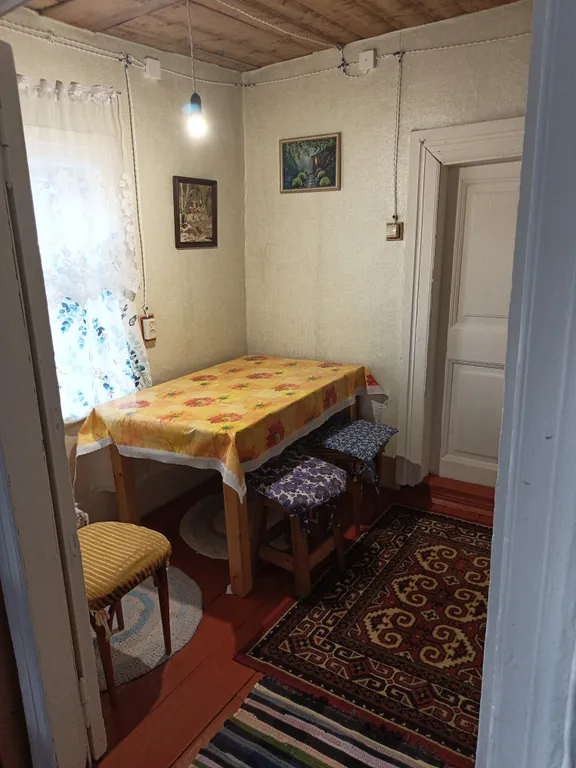 Деревенская изба на тихой улочке