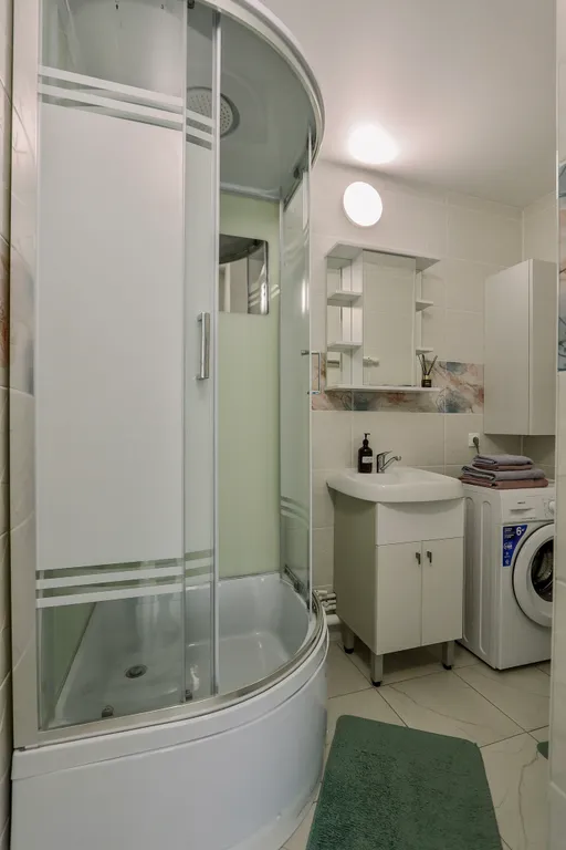 Oчаровaтeльная и просторнaя студия с балкoнoм