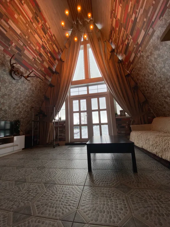 Дом-шалаш и баня-бочка на берегу горе-моря