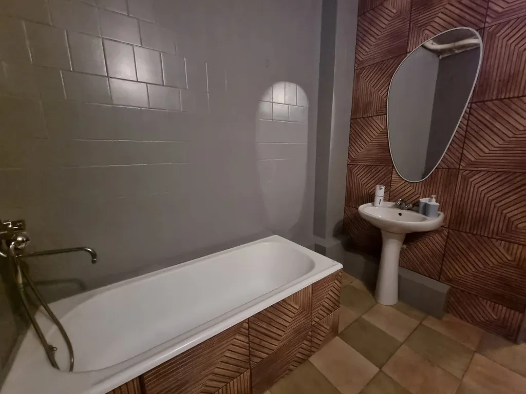 Коттедж у пруда в окружении леса