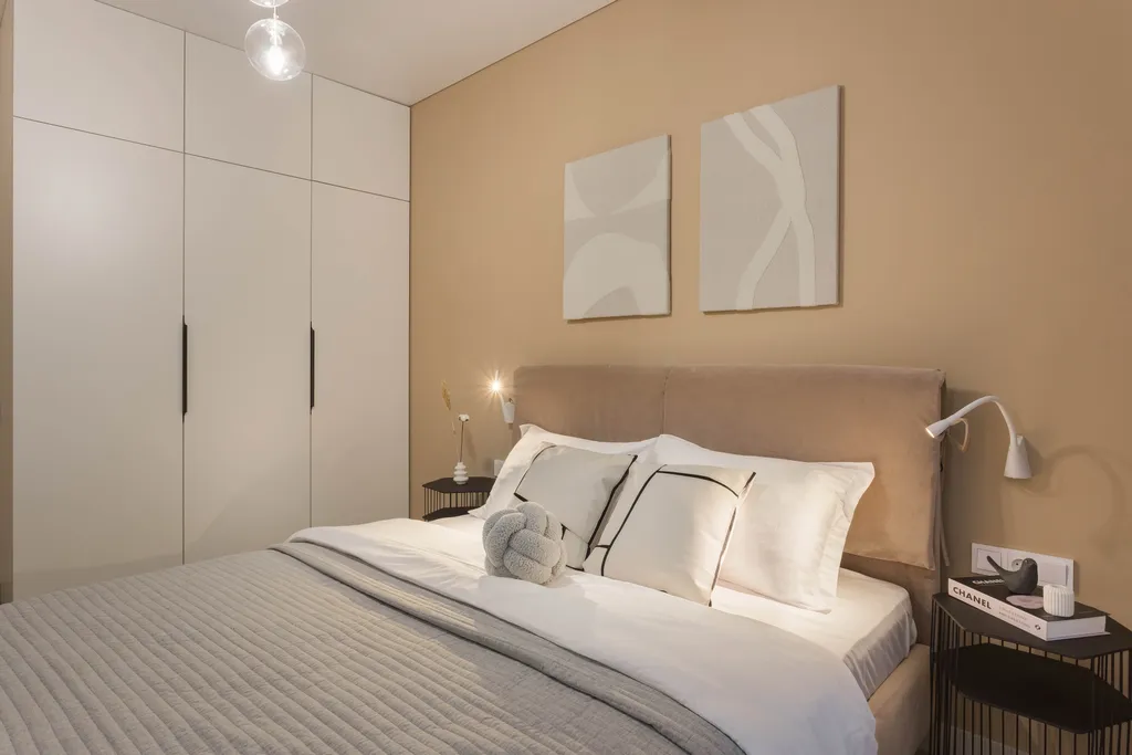 Современная трешка с видом на озеро и каминным залом