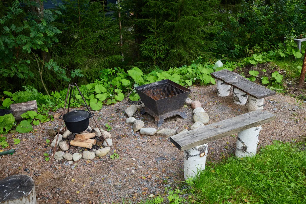 Дом в лесу рядом с озером