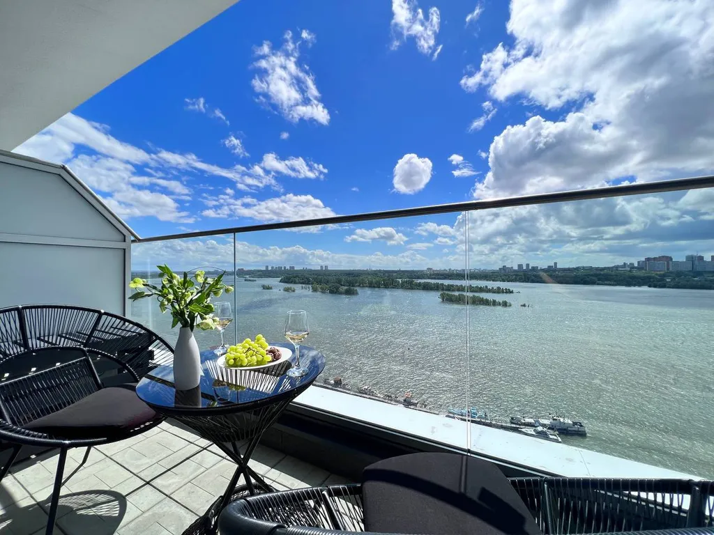 Шикарная студия с террасой и видом на реку