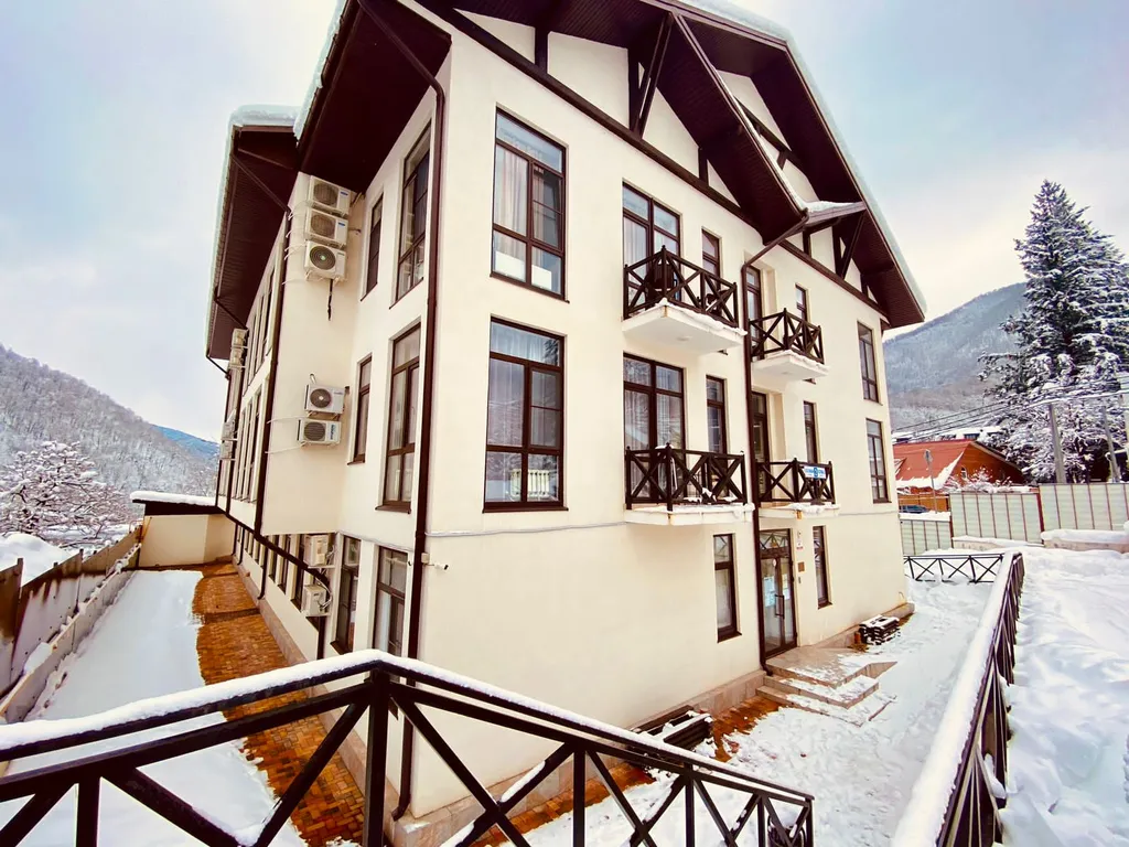 Студия с панорамным видом на центральной улице