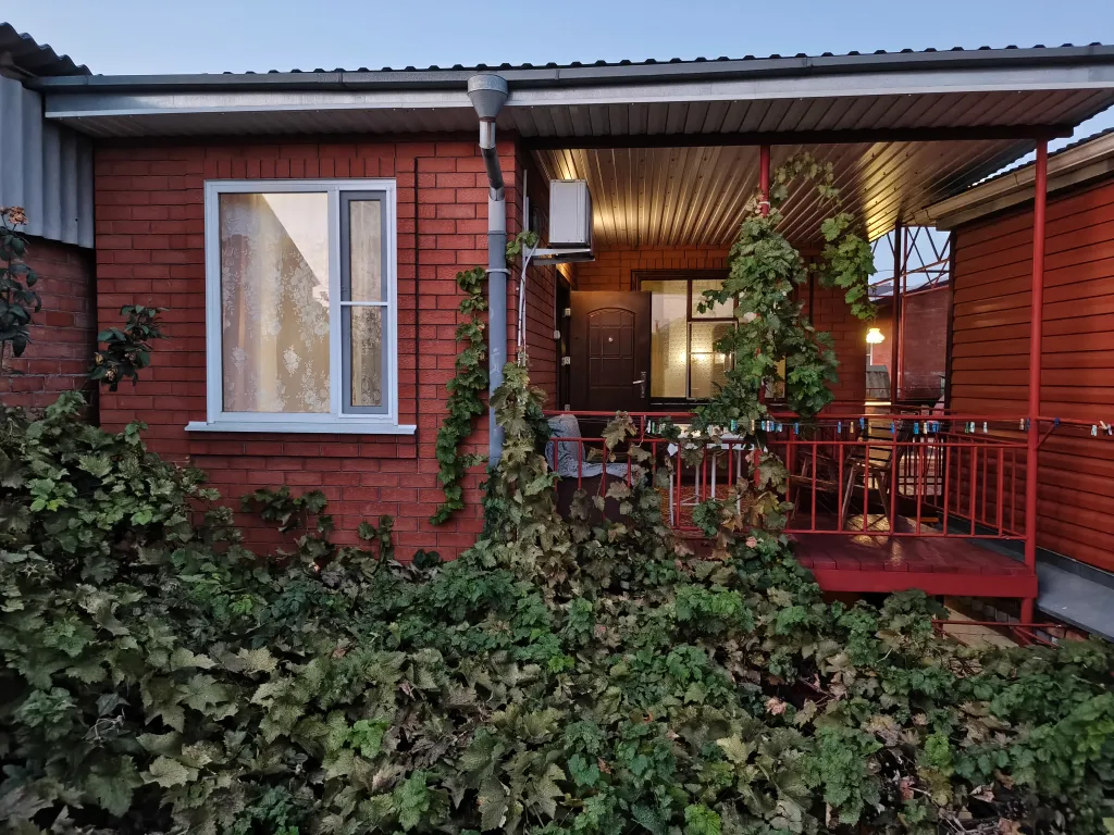 Номер со своей территорией для отдыха под навесом