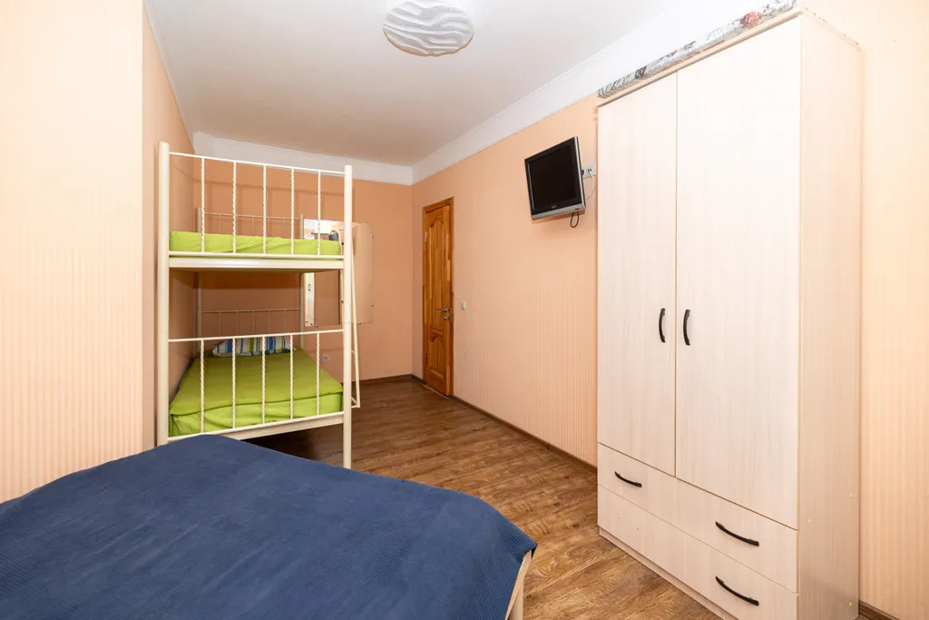 Уютный номер на 4-х человек с санузлом, большой террасой и кухней