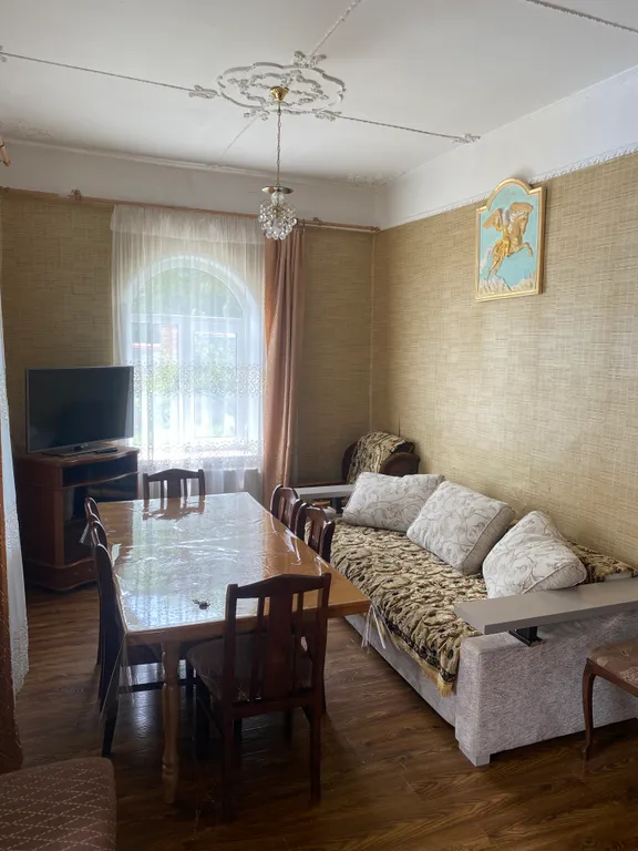 Дом с большим подогреваемым бассейнои, и уютной банькой