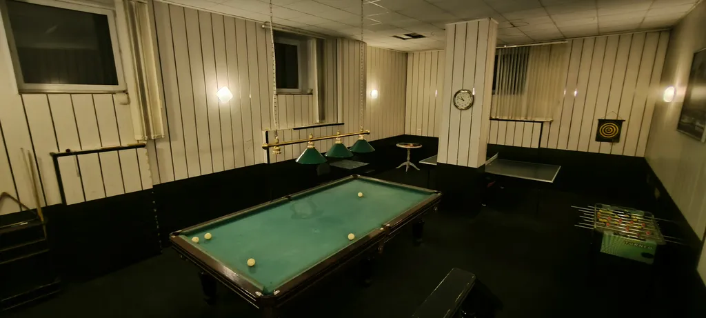 Коттедж у пруда в окружении леса