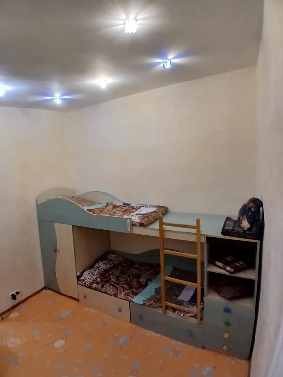 Дом в лесу с каминным деревом внутри