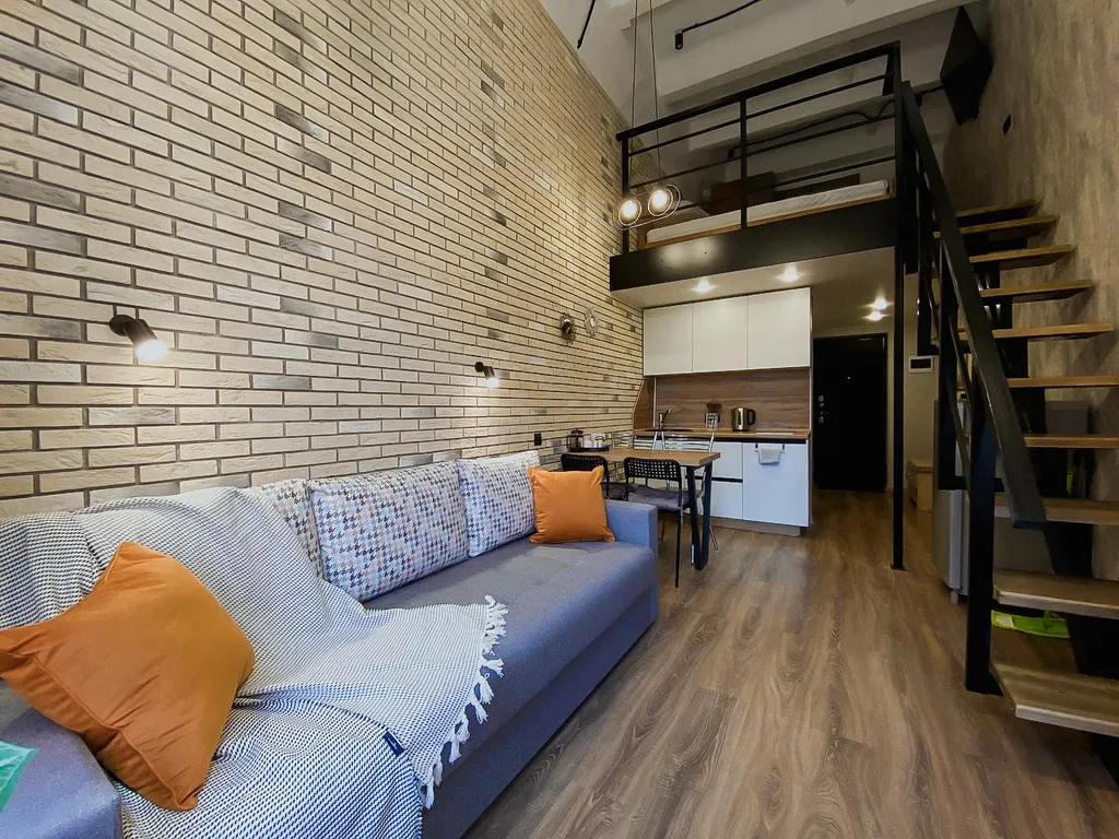 Двухуровневая студия с панорамными окнами