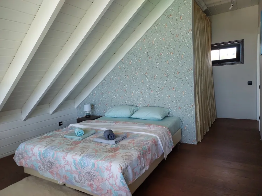 Светлый дом у озера c баней