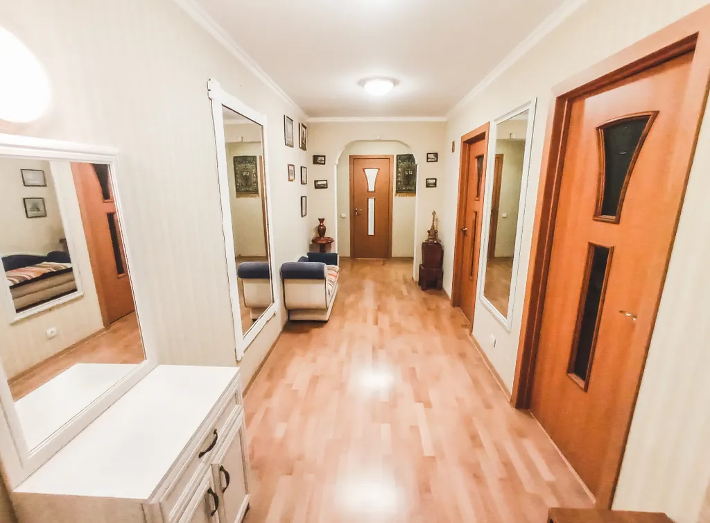 Трёхкомнатная квартира в центре на площади Ленина