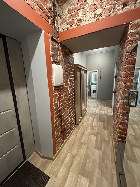 Уютный лофт с историческим балконом на главной улице