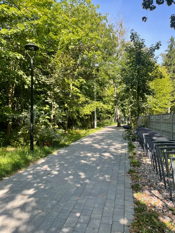 Апартаменты с балконом и видом на сосновый парк рядом с морем