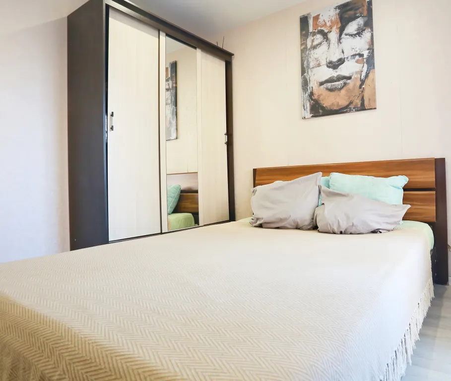 Уютная студия в тёплых тонах с большой угловой ванной для пары