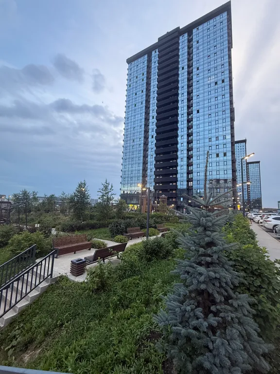 Квартира в стиле лофт с отдельной спальной зоной и гардеробной