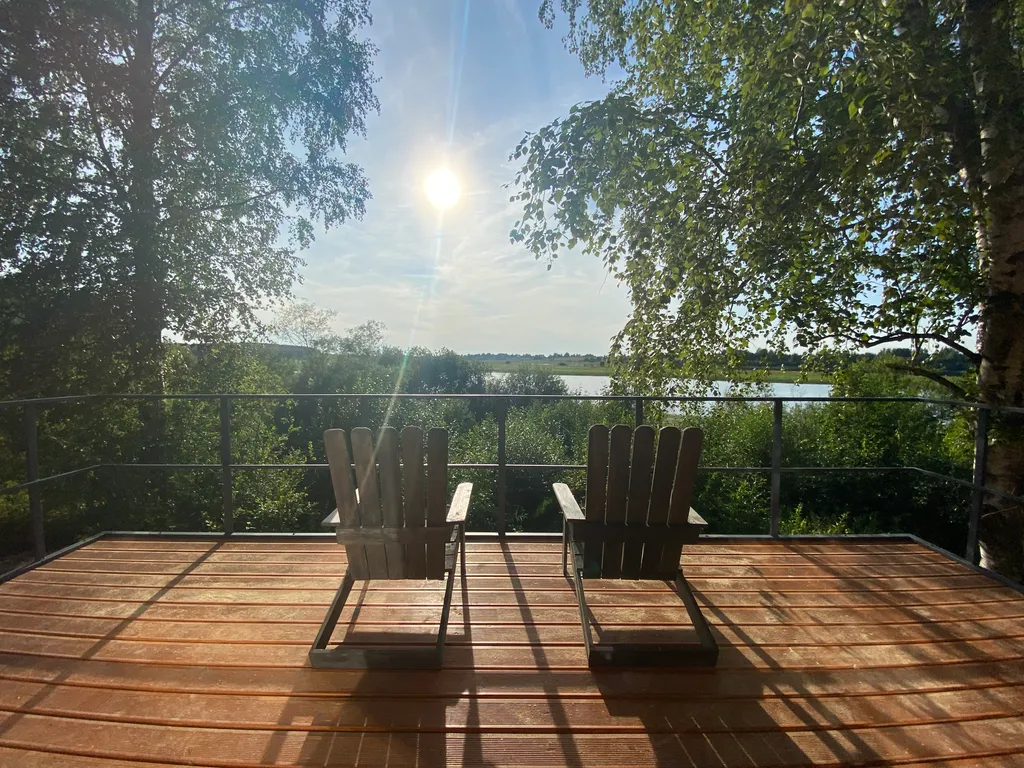 Дом на берегу реки с видом на закат