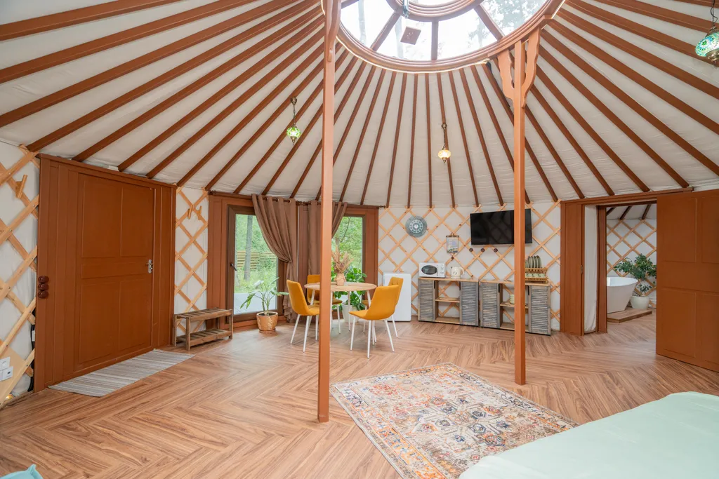 Глэмпинг в лесу