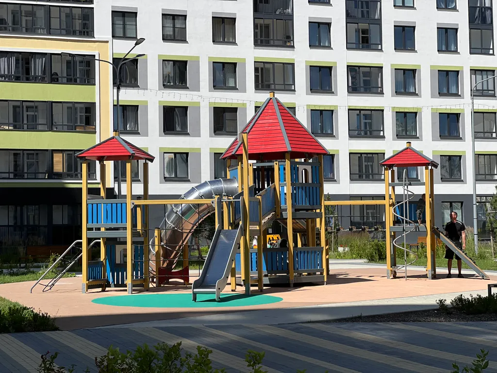 Просторная студия с лоджией и видом на город