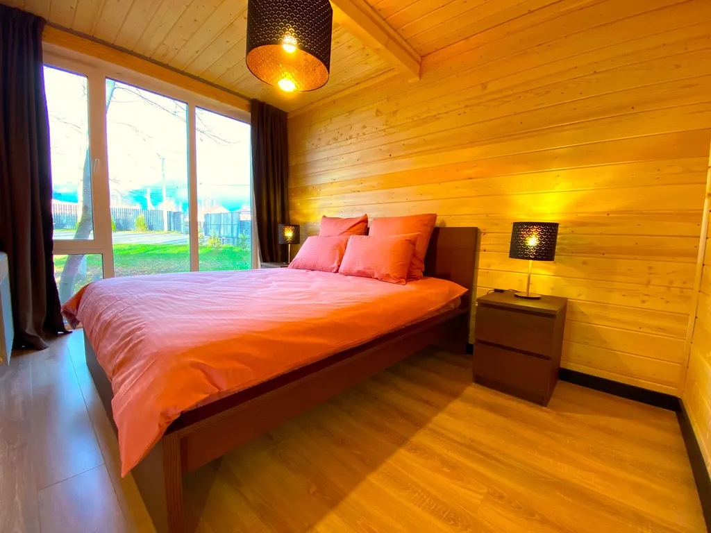 Дом Благодать у пруда с панорамными окнами